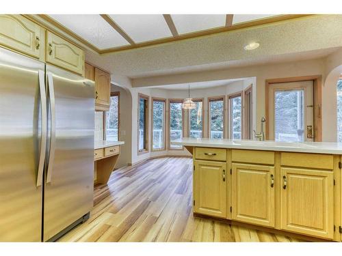 1045 Shawnee Drive Sw, Calgary, AB - Indoor Photo Showing Kitchen