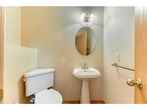 1045 Shawnee Drive Sw, Calgary, AB - Indoor Photo Showing Bathroom