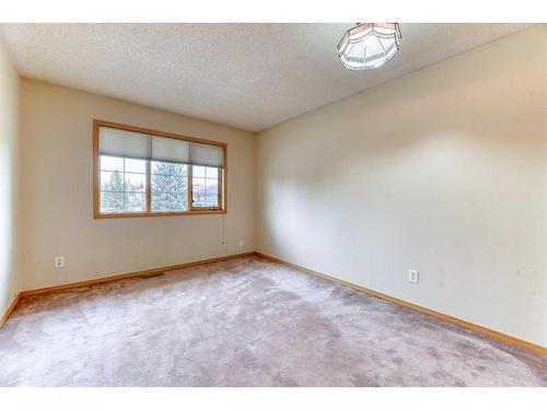 1045 Shawnee Drive Sw, Calgary, AB - Indoor Photo Showing Other Room