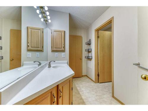 1045 Shawnee Drive Sw, Calgary, AB - Indoor Photo Showing Bathroom