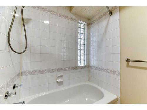 1045 Shawnee Drive Sw, Calgary, AB - Indoor Photo Showing Bathroom