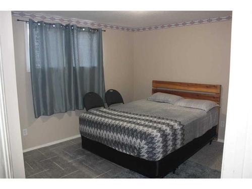 837 4Th Avenue, Bassano, AB - Indoor Photo Showing Bedroom