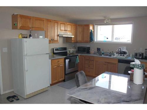 837 4Th Avenue, Bassano, AB - Indoor Photo Showing Kitchen With Double Sink