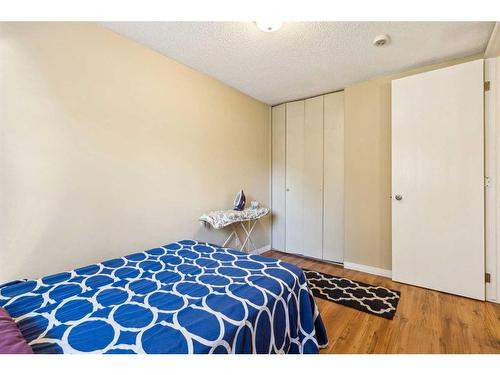 11 Edgeford Road Nw, Calgary, AB - Indoor Photo Showing Bedroom