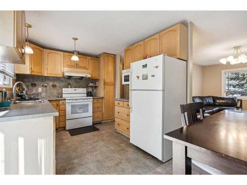 11 Edgeford Road Nw, Calgary, AB - Indoor Photo Showing Kitchen