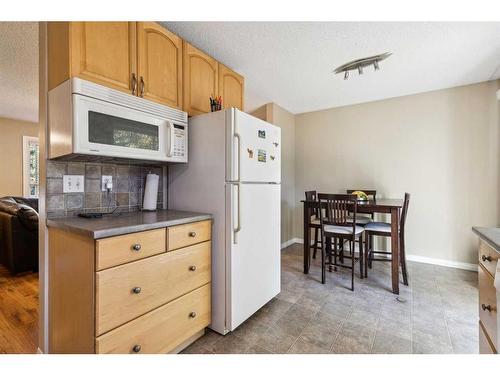 11 Edgeford Road Nw, Calgary, AB - Indoor Photo Showing Kitchen