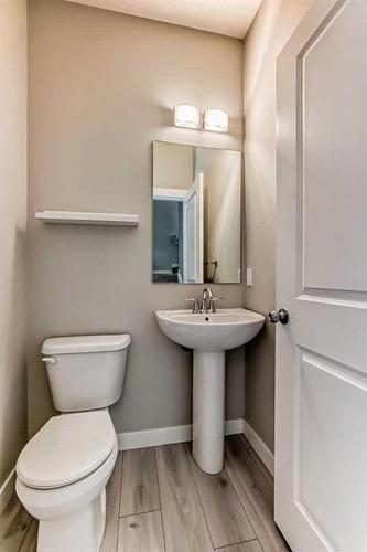 48 Nolanhurst Crescent Nw, Calgary, AB - Indoor Photo Showing Bathroom