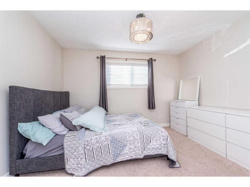 107 Pantego Lane Nw, Calgary, AB - Indoor Photo Showing Bedroom