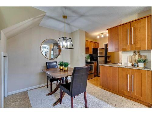 731-6400 Coach Hill Road Sw, Calgary, AB - Indoor Photo Showing Dining Room