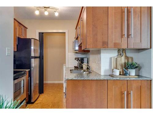 731-6400 Coach Hill Road Sw, Calgary, AB - Indoor Photo Showing Kitchen With Double Sink