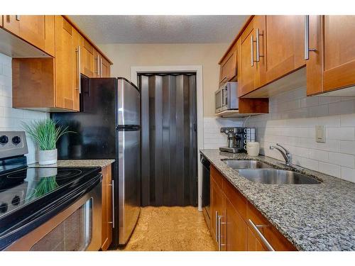 731-6400 Coach Hill Road Sw, Calgary, AB - Indoor Photo Showing Kitchen With Double Sink