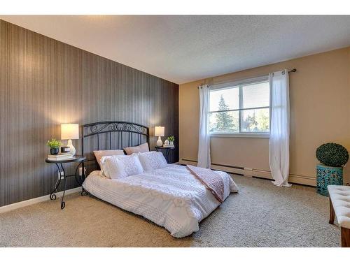 731-6400 Coach Hill Road Sw, Calgary, AB - Indoor Photo Showing Bedroom