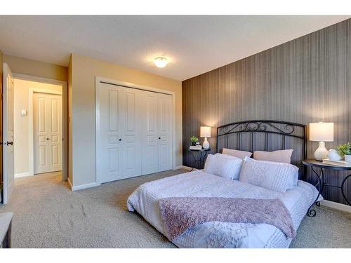 731-6400 Coach Hill Road Sw, Calgary, AB - Indoor Photo Showing Bedroom