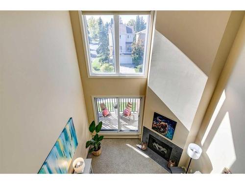 731-6400 Coach Hill Road Sw, Calgary, AB - Indoor Photo Showing Other Room