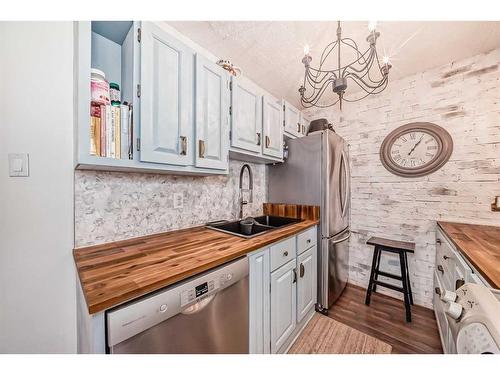 203-516 Cedar Crescent Sw, Calgary, AB - Indoor Photo Showing Kitchen With Double Sink