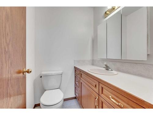 202 2 Avenue East, Hanna, AB - Indoor Photo Showing Bathroom