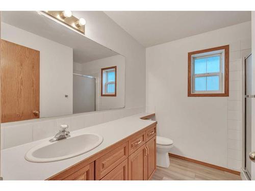 202 2 Avenue East, Hanna, AB - Indoor Photo Showing Bathroom