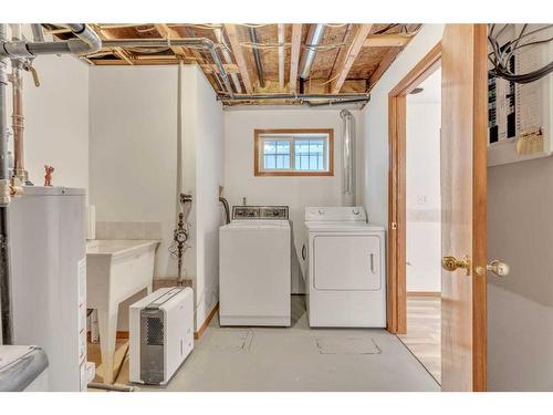 202 2 Avenue East, Hanna, AB - Indoor Photo Showing Laundry Room