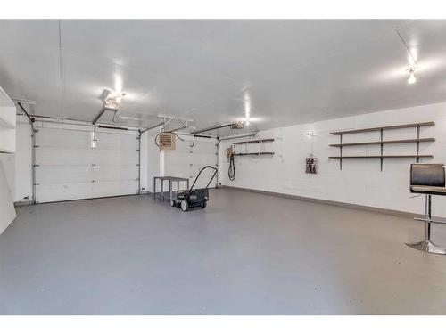 202 2 Avenue East, Hanna, AB - Indoor Photo Showing Garage