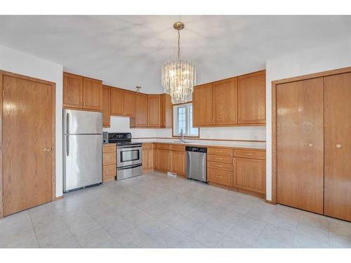 202 2 Avenue East, Hanna, AB - Indoor Photo Showing Kitchen