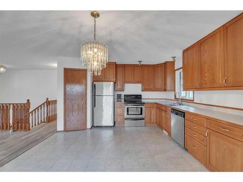 202 2 Avenue East, Hanna, AB - Indoor Photo Showing Kitchen