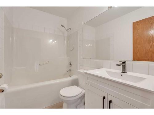 202 2 Avenue East, Hanna, AB - Indoor Photo Showing Bathroom