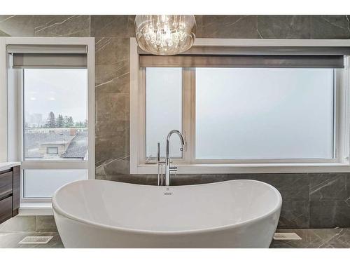 2-2605 15 Street Sw, Calgary, AB - Indoor Photo Showing Bathroom