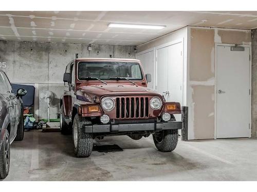 2-2605 15 Street Sw, Calgary, AB - Indoor Photo Showing Garage