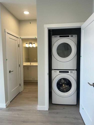 414-660 Shawnee Square Sw, Calgary, AB - Indoor Photo Showing Laundry Room