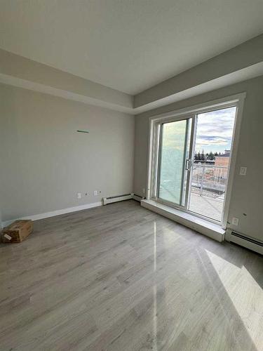 414-660 Shawnee Square Sw, Calgary, AB - Indoor Photo Showing Other Room