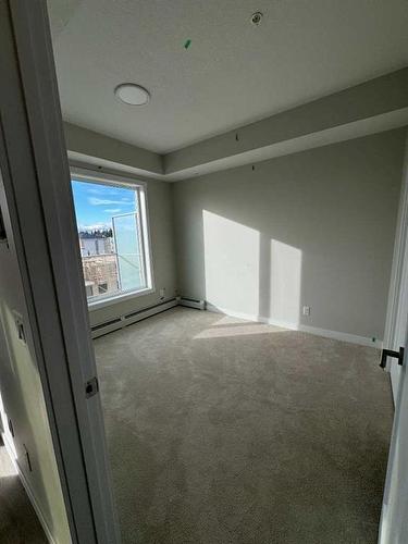 414-660 Shawnee Square Sw, Calgary, AB - Indoor Photo Showing Other Room