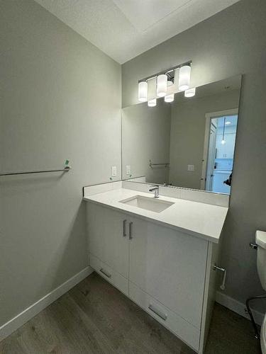 414-660 Shawnee Square Sw, Calgary, AB - Indoor Photo Showing Bathroom