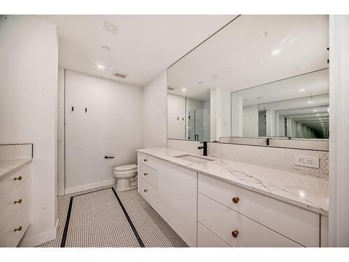 313-8445 Broadcast Avenue Sw, Calgary, AB - Indoor Photo Showing Bathroom