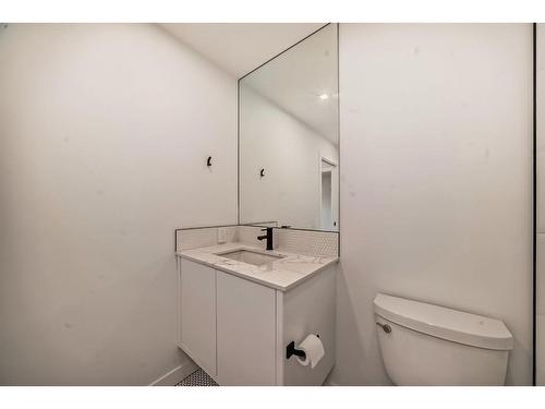 313-8445 Broadcast Avenue Sw, Calgary, AB - Indoor Photo Showing Bathroom