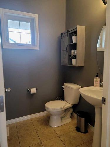 1817 Baywater Gardens Sw, Airdrie, AB - Indoor Photo Showing Bathroom