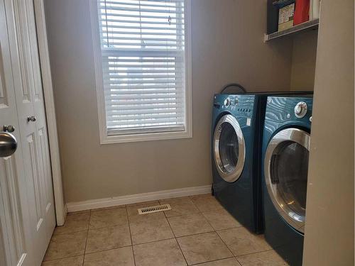 1817 Baywater Gardens Sw, Airdrie, AB - Indoor Photo Showing Laundry Room