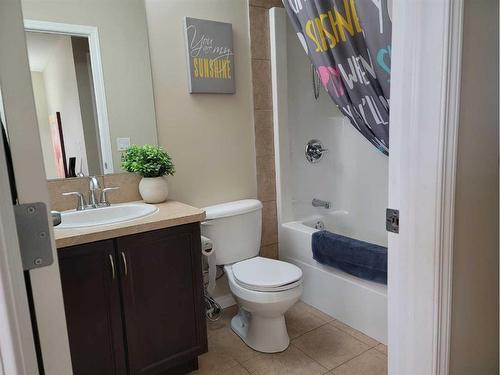 1817 Baywater Gardens Sw, Airdrie, AB - Indoor Photo Showing Bathroom