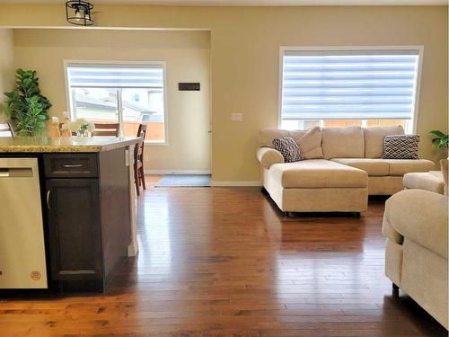 1817 Baywater Gardens Sw, Airdrie, AB - Indoor Photo Showing Living Room