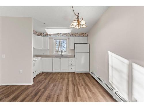 3128-3000 Millrise Point Sw, Calgary, AB - Indoor Photo Showing Kitchen