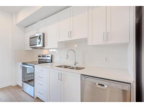 137 19Th Avenue Se, Calgary, AB - Indoor Photo Showing Kitchen With Stainless Steel Kitchen With Double Sink With Upgraded Kitchen