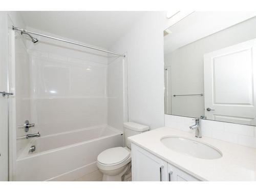 137 19Th Avenue Se, Calgary, AB - Indoor Photo Showing Bathroom