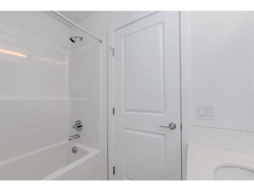 137 19Th Avenue Se, Calgary, AB - Indoor Photo Showing Bathroom