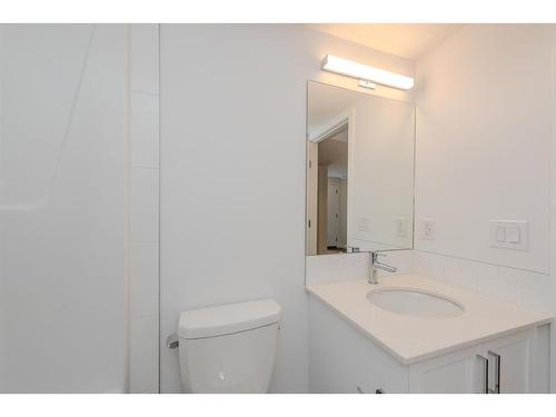 137 19Th Avenue Se, Calgary, AB - Indoor Photo Showing Bathroom