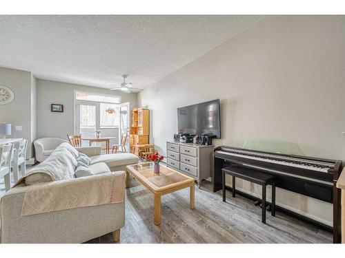 220-7 Westpark Common Sw, Calgary, AB - Indoor Photo Showing Living Room