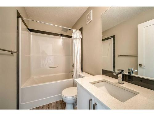 220-7 Westpark Common Sw, Calgary, AB - Indoor Photo Showing Bathroom