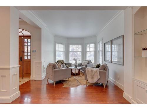 524 Crescent Road Nw, Calgary, AB - Indoor Photo Showing Living Room