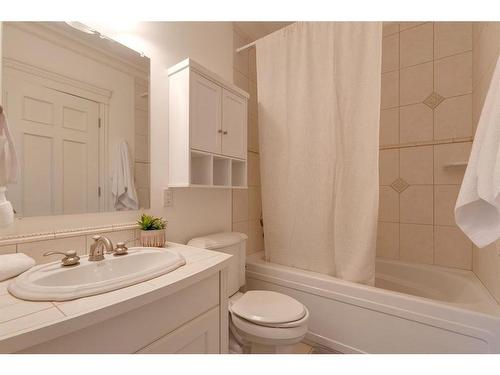 524 Crescent Road Nw, Calgary, AB - Indoor Photo Showing Bathroom