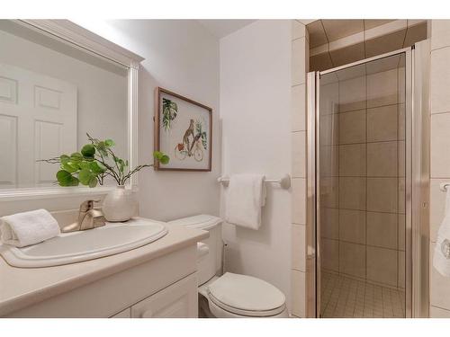 524 Crescent Road Nw, Calgary, AB - Indoor Photo Showing Bathroom