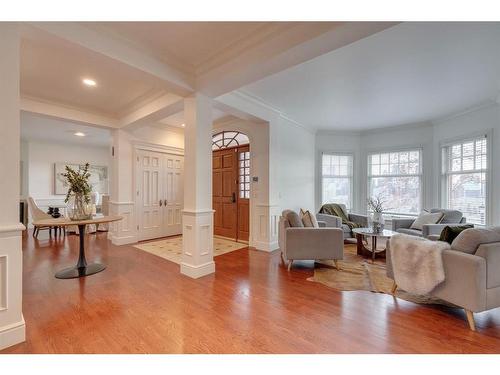 524 Crescent Road Nw, Calgary, AB - Indoor Photo Showing Living Room