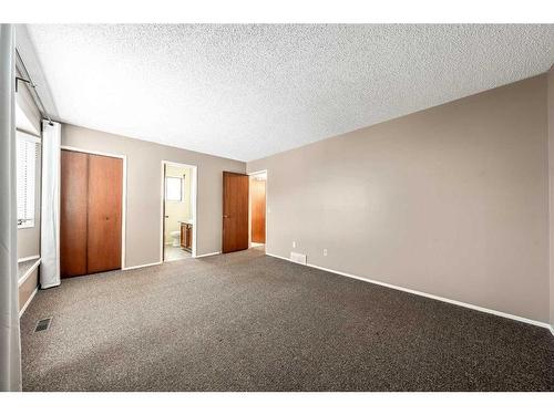 11 Coach Manor Rise Sw, Calgary, AB - Indoor Photo Showing Other Room